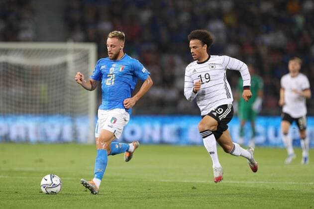 im Zweikampf, Aktion, mit Ilkay Guendogan 21 (Deutschland), Leroy Sane 19 (Deutschland), Italien vs. Deutschland, UEFA, Nations League, Fussball, 04.06.2022 Bologna Emilia-Romagna Italien