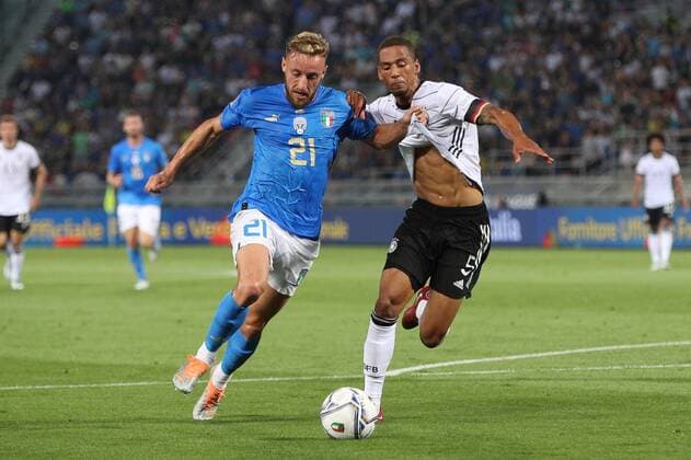 im Zweikampf, Aktion, mit Davide Frattesi 21 (Italien), Thilo Kehrer 5 (Deutschland), Italien vs. Deutschland, UEFA, Nations League, Fussball, 04.06.2022 Bologna Emilia-Romagna Italien