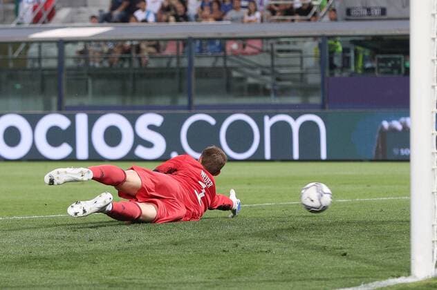Torwartaktion von Manuel Neuer 1 (Deutschland), Italien vs. Deutschland, UEFA, Nations League, Fussball, 04.06.2022 Bologna Emilia-Romagna Italien