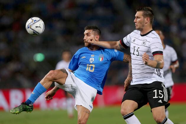 04.06.2022, Bologna, Italien, Renato Dall Ara , Italien vs. Deutschland - UEFA Nations League - League Path A Group 2, Lorenzo Pellegrini (Italy) und Niklas Suele (Germany) im Zweikampf (Foto H. Langer) Bologna Renato Dall Ara Emilia-Romagna Italien
