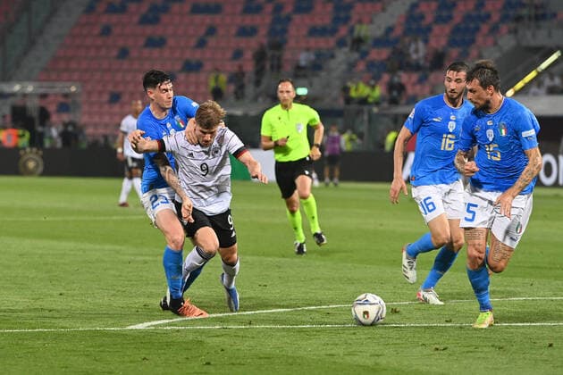 Alessandro BASTONI (ITA), Aktion,Zweikampf gegen Timo WERNER (GER), Fussball UEFA Nations League,Gruppenphase 1.Spieltag Italien (ITA) - Deutschland (GER) , am 04.06.2022, Renato Dall Ara Stadion Bologna