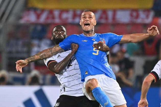 Antonio RUEDIGER (GER), Aktion,Zweikampf gegen Gianluca SCAMACCA (ITA). Fussball UEFA Nations League,Gruppenphase 1.Spieltag Italien (ITA) - Deutschland (GER) , am 04.06.2022, Renato Dall Ara Stadion Bologna