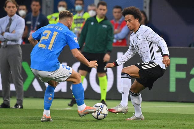 Leroy SANE (GER), Aktion,Zweikampf gegen Davide FRATESI (ITA). Fussball UEFA Nations League,Gruppenphase 1.Spieltag Italien (ITA) - Deutschland (GER) , am 04.06.2022, Renato Dall Ara Stadion Bologna
