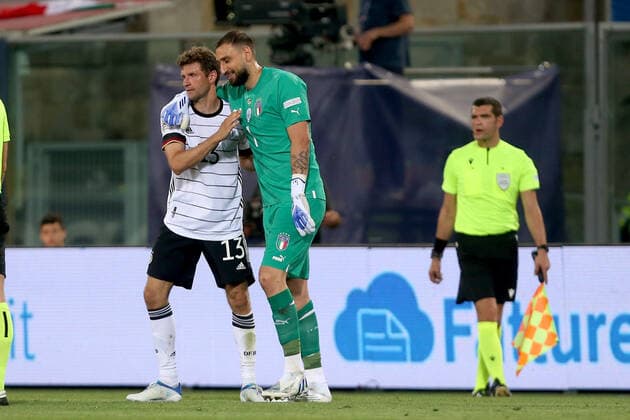 04.06.2022, Bologna, Italien, Renato Dall Ara , Italien vs. Deutschland - UEFA Nations League - League Path A Group 2, Thomas Mueller (Germany) nd Torwart Gianluigi Donnarumma (Italy) gestikuliert, gestik (Foto H. Langer) Bologna Renato Dall Ara Emilia-Romagna Italien