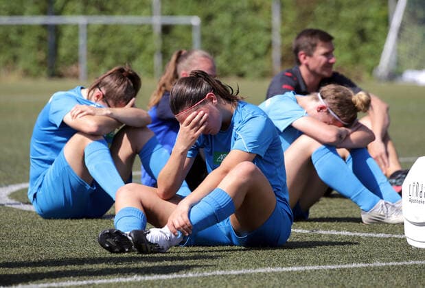 Sport Themen der Woche KW22 Sport Bilder des Tages Deutschland, 04.06.22, Fussball, Frauen Regionalliga Abstiegsrelegation, VfB Obertürkheim - FSV Hessen Wetzlar: Niedergeschlagene Spielerinnen VfB Obertürkheim. Vorne Blerta Smaili. *** Germany, 04 06 22, football, women regional league relegation, VfB Obertürkheim FSV Hessen Wetzlar Defeated players VfB Obertürkheim Front Blerta Smaili