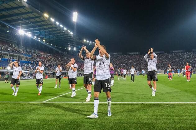 Thomas Mueller (Deutschland, 13) und weitere Spieler bedanken sich bei den Fans nach dem Spiel, ITA, Italien vs. Deutschland, Fussball, Uefa Nations League, 1. Spieltag, Saison 2022, 04.06.2022, ITA, Italien vs. Deutschland, Fussball, Nations League, 1. Spieltag, Saison 2022, 04.06.2022 Bologna Copyright: xEibner-Pressefotox EP_EER
