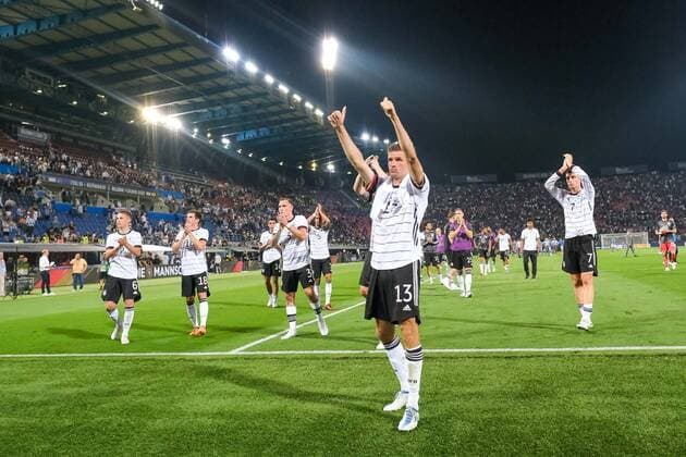Thomas Mueller (Deutschland, 13) und weitere Spieler bedanken sich bei den Fans nach dem Spiel, ITA, Italien vs. Deutschland, Fussball, Uefa Nations League, 1. Spieltag, Saison 2022, 04.06.2022, ITA, Italien vs. Deutschland, Fussball, Nations League, 1. Spieltag, Saison 2022, 04.06.2022 Bologna Copyright: xEibner-Pressefotox EP_EER