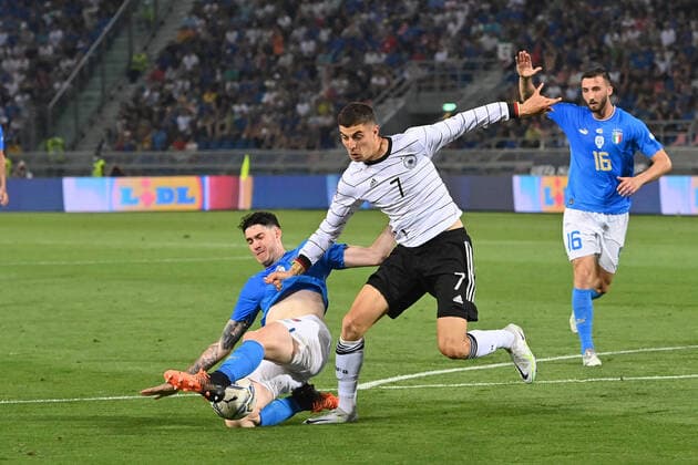 Kai HAVERTZ (GER), Aktion,Zweikampf gegen Alessandro BASTONI (ITA). Fussball UEFA Nations League,Gruppenphase 1.Spieltag Italien (ITA) - Deutschland (GER) 1-1, am 04.06.2022, Renato Dall Ara Stadion Bologna