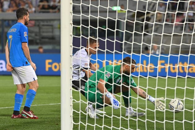 Joshua KIMMICH (GER) schiesst das Tor zum 1-1 gegen Torwart Gianluigi DONNARUMMA (ITA)m Strafraumszene.Aktion,Torschuss. Fussball UEFA Nations League,Gruppenphase 1.Spieltag Italien (ITA) - Deutschland (GER) 1-1, am 04.06.2022, Renato Dall Ara Stadion Bologna