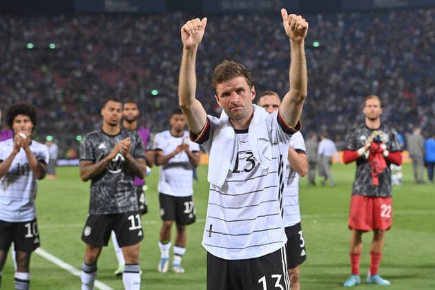 Thomas MUELLER (GER) applaudiert zu den deutschen Fans,Fussballfans,Schlussjubel. Fussball UEFA Nations League,Gruppenphase 1.Spieltag Italien (ITA) - Deutschland (GER) 1-1, am 04.06.2022, Renato Dall Ara Stadion Bologna