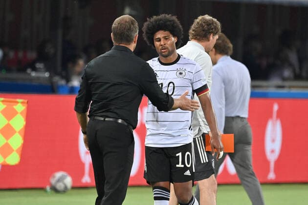 Bundestrainer Hans Dieter Hansi FLICK (GER), mit Serge GNABRY (GER) Fussball UEFA Nations League,Gruppenphase 1.Spieltag Italien (ITA) - Deutschland (GER) 1-1, am 04.06.2022, Renato Dall Ara Stadion Bologna