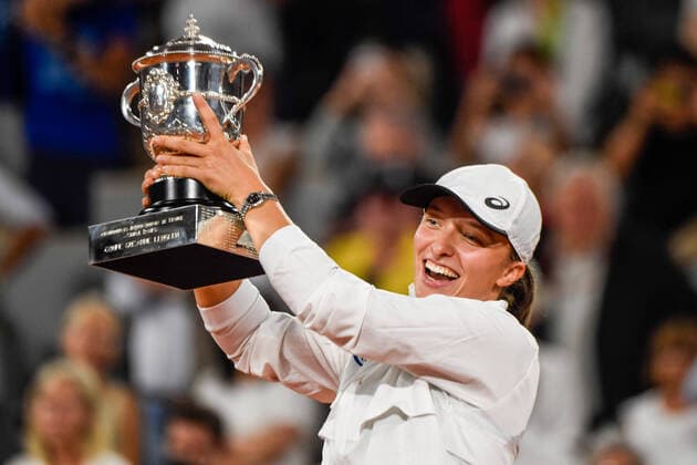 Sport Themen der Woche KW22 Sport Bilder des Tages Roland Garros 2022 PARIS, IF - 04.06.2022: ROLAND GARROS 2022 - Iga Swiatek celebrates with cup after winning Roland Garros 2022 women& 39;s tournament after winning tennis match against Coco Gauff 2-0 (6-1, 6-3) held in Paris, France. (Photo: Richard Callis Fotoarena) x2216221x  RichardxCallis