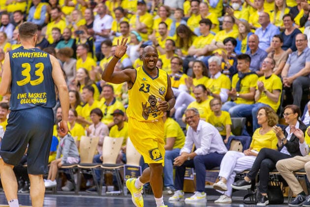 Sport Themen der Woche KW22 Sport Bilder des Tages Oldenburg, Niedersachsen, DEU, 04.06.2022, Rickey Paulding, Kapitän der EWE Baskets Oldenburg, wird mit einer emotionalen Zeremonie nach 15 Jahren bei den EWE Baskets Oldenburg verabschiedet. Sein Trikot mit der Nummer 23 wurde unter die Hallendecke gezogen und damit offiziell nicht mehr vergeben. Im Allstargame Rickey & Friends traf er auf einige seiner Weggefährten. EWE Baskets Oldenburg: BBL Legende Rickey Paulding nach 15 Jahren verabschiedet *** Oldenburg, Lower Saxony, DEU, 04 06 2022, Rickey Paulding, captain of EWE Baskets Oldenburg, is bid farewell with an emotional ceremony after 15 years with the EWE Baskets Oldenburg His jersey with the number 23 was pulled under the hall ceiling and thus officially no longer awarded In the Allstargame Rickey Friends he met some of his companions EWE Baskets Oldenburg BBL legend Rickey Paulding said goodbye after 15 years