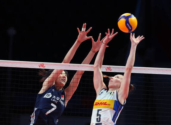 Sport Themen der Woche KW22 Sport Bilder des Tages (220605) -- ANKARA, June 5, 2022 -- Wang Yuanyuan (L) of China blocks during the 2022 FIVB Volleyball Women s Nations League match between China and Italy at Ankara Sports Hall in Ankara, Turkey, June 4, 2022. (Photo by Xinhua) (SP)TURKEY-ANKARA-VOLLEYBALL-NATIONS LEAGUE-WOMEN-CHN VS ITA MustafaxKaya 