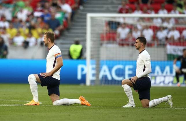 Mandatory Credit: Photo by Michael Zemanek Shutterstock (12965167dm) Harry Kane and Mason Mount of England take the knee in a battle against racism Hungary v England, UEFA Nations League, Group C, International Football, Puskas Arena Park, Budapest, Hungary - 04 Jun 2022 Hungary v England, UEFA Nations League, Group C, International Football, Puskas Arena Park, Budapest, Hungary - 04 Jun 2022 Copyright: xMichaelxZemanek Shutterstockx 12965167dm