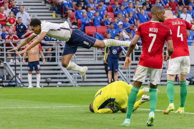 (220605) -- BUDAPEST, June 5, 2022 -- England s Jude Bellingham (1st L) vies with Hungary s goalkeeper Peter Gulacsi (2nd L) during the UEFA Nations League A Group 3 match between Hungary and England at the Puskas Arena stadium in Budapest, Hungary on June 4, 2022. (Photo by Xinhua) (SP) HUNGARY-BUDAPEST-FOOTBALL-UEFA NATIONS LEAGUE-HUNGARY VS ENGLAND AttilaxVolgyi 
