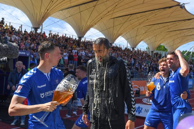 Sport Themen der Woche KW22 Sport Bilder des Tages GER, Fussball, RLN, Relegation zur 3.Liga, Rückspiel VfB Oldenburg vs BFC Dynamo 04.06.2022, Marschwegstadion, Oldenburg, GER, Relegation zur 3.Liga, Rückspiel, VfB Oldenburg vs BFC Dynamo , DFL regulations prohibit any use of photographs as image sequences and or quasi-video, im Bild Die Bierdusche fuer Dario FOSSI (VfB Oldenburg Trainer Coach ) von Maik LUKOWICZ (VfB Oldenburg 16 ) Freude bei Rafael BRAND (VfB Oldenburg 7 ) und Robert ZIETARSKI (VfB Oldenburg 8 ) *** GER, Football, RLN, Relegation to 3 Liga, Second leg VfB Oldenburg vs BFC Dynamo 04 06 2022, Marschwegstadion, Oldenburg, GER, Relegation to 3 Liga, Second leg, VfB Oldenburg vs BFC Dynamo , DFL regulations prohibit any use of photographs as image sequences and or quasi video, in the picture The beer shower for Dario FOSSI VfB Oldenburg coach coach of Maik LUKOWICZ VfB Oldenburg 16 joy at Rafael BRAND VfB Oldenburg 7 and Robert ZIETARSKI VfB Oldenburg 8 nordphotoxRojahn nph00310