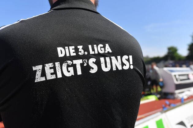 Sport Themen der Woche KW22 GER, Fussball, RLN, Relegation zur 3.Liga, Rückspiel VfB Oldenburg vs BFC Dynamo 04.06.2022, Marschwegstadion, Oldenburg, GER, Relegation zur 3.Liga, Rückspiel, VfB Oldenburg vs BFC Dynamo , DFL regulations prohibit any use of photographs as image sequences and or quasi-video, im Bild die 3.Liga zeigt s uns! *** GER, Football, RLN, Relegation to 3 Liga, Second leg VfB Oldenburg vs BFC Dynamo 04 06 2022, Marschwegstadion, Oldenburg, GER, Relegation to 3 Liga, Second leg, VfB Oldenburg vs BFC Dynamo , DFL regulations prohibit any use of photographs as image sequences and or quasi video, in the picture the 3 Liga shows s us nordphotoxRojahn nph00310