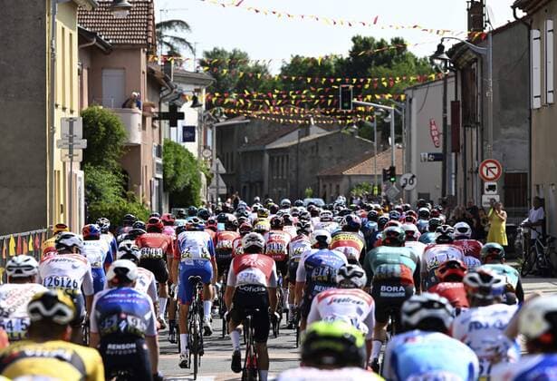 Sport Themen der Woche KW22 Sport Bilder des Tages BEAUCHASTEL, FRANCE - JUNE 05 : Illustration picture of the peloton during stage 1 of the 74th edition of the 2022 Criterium du Dauphine Libere cycling race, a stage of 191,8 kms with start in La Voulte-sur-Rhone and finish in Beauchastel on June 5, 2022 in Beauchastel, France, 5 06 2022 ( Motordriver Kenny Verfaillie - Criterium du Dauphine 2022 - 5 06 2022 PhotoNews Panoramic 