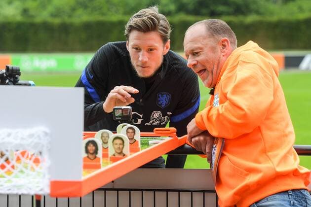 Sport Themen der Woche KW22 Sport Bilder des Tages ZEIST - Wout Weghorst and Zappsport reporter Ron Boszhard during a training session of the Dutch national team, Nationalteam at the KNVB Campus on June 5, 2022 in Zeist, the Netherlands. The Dutch national team is preparing for the UEFA Nations League match against Wales. ANP UEFA Nations League - League Path Group 4 2021 2022 xVIxANPxSportx xxANPxIVx *** ZEIST Wout Weghorst and Zappsport reporter Ron Boszhard during a training session of the Dutch national team at the KNVB Campus on June 5, 2022 in Zeist, the Netherlands The Dutch national team is preparing for the UEFA Nations League match against Wales ANP UEFA Nations League Path Group 4 2021 2022 xVIxANPxSportx xxANPxIVx 449853857 originalFilename: 449853857.jpg