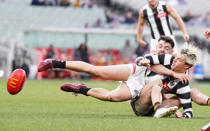 Sport Themen der Woche KW22 AFL HAWKS MAGPIES, Jack Ginnivan of the Magpies is tackled during the AFL Round 12 match between the Hawthorn Hawks and the Collingwood Magpies at the Melbourne Cricket Ground in Melbourne, Sunday, June 5, 2022. ( NO ARCHIVING, EDITORIAL USE ONLY, NO USE IN BOOKS WITHOUT CONSENT MELBOURNE VICTORIA AUSTRALIA  Copyright: xSCOTTxBARBOURx 20220605001666602119