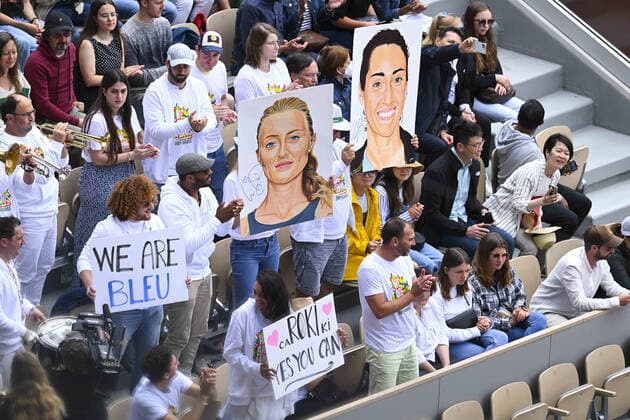 Supporters de Caroline Garcia (Fra) Kristina Mladenovic (Fra) TENNIS : Roland Garros 2022 - Finale double femme - 05 06 2022 JBAutissier Panoramic 