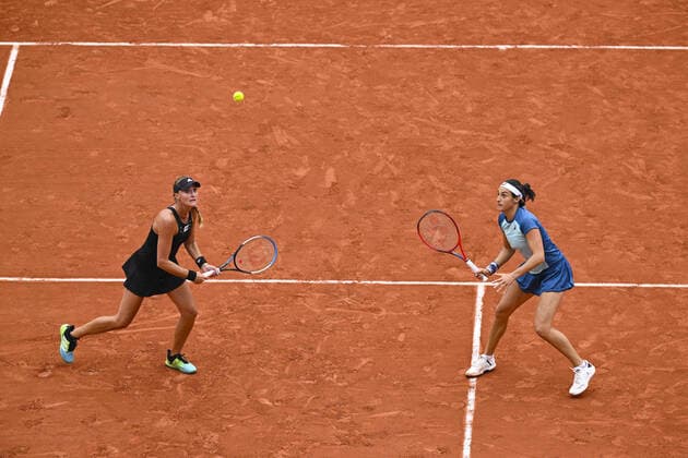 Caroline Garcia (Fra) Kristina Mladenovic (Fra) TENNIS : Roland Garros 2022 - Finale double femme - 05 06 2022 JBAutissier Panoramic 