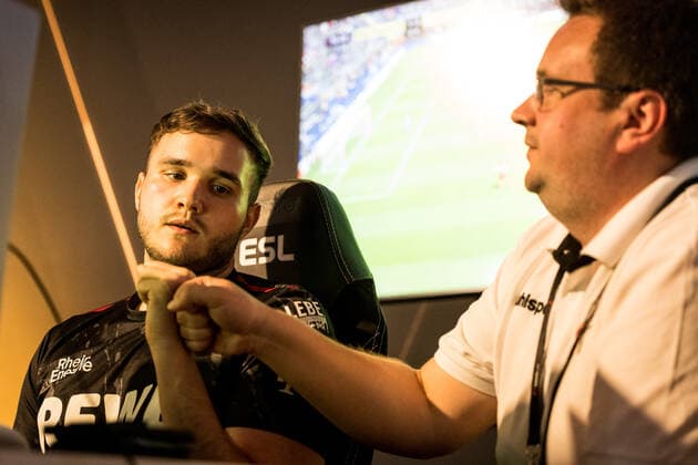 VBL Grand Final by bevestor; 05.06.2022 Tim TheStrxngeR Katnawatos (1. FC Koeln) bejubelt den Sieg und Einzug ins Viertelfinale Virtual Bundesliga Grand Final by bevestor, Koeln, XPOST