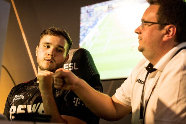VBL Grand Final by bevestor; 05.06.2022 Tim TheStrxngeR Katnawatos (1. FC Koeln) bejubelt den Sieg und Einzug ins Viertelfinale Virtual Bundesliga Grand Final by bevestor, Koeln, XPOST