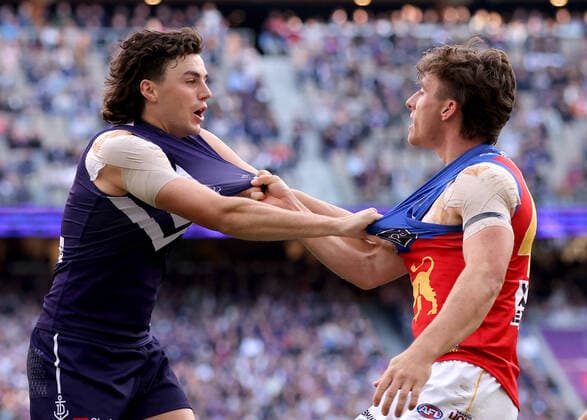 Sport Themen der Woche KW22 Sport Bilder des Tages AFL DOCKERS LIONS, Jordan Clark of the Dockers and Noah Answerth of the Lions scuffle during the AFL Round 12 match between the Fremantle Dockers and the Brisbane Lions at Optus Stadium in Perth, Sunday, June 5, 2022. ( NO ARCHIVING, EDITORIAL USE ONLY, NO USE IN BOOKS WITHOUT CONSENT PERTH WESTERN AUSTRALIA AUSTRALIA  Copyright: xRICHARDxWAINWRIGHTx 20220605001666609757