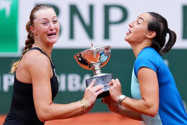 Sport Themen der Woche KW22 Sport Bilder des Tages Mandatory Credit: Photo by Javier Garcia Shutterstock (12960016al) Kristina Mladenovic and Caroline Garcia celebrate winning the Women s Doubles Final French Open Tennis, Day 15, Roland Garros, Paris, France - 05 Jun 2022 French Open Tennis, Day 15, Roland Garros, Paris, France - 05 Jun 2022  Copyright: xJavierxGarcia Shutterstockx 12960016al