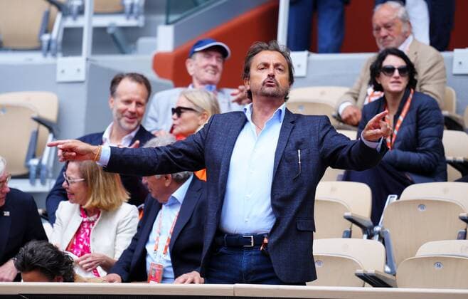 Mandatory Credit: Photo by Javier Garcia Shutterstock (12960016aq) Henri Leconte leads the crowd in singing La Marseillaise French Open Tennis, Day 15, Roland Garros, Paris, France - 05 Jun 2022 French Open Tennis, Day 15, Roland Garros, Paris, France - 05 Jun 2022  Copyright: xJavierxGarcia Shutterstockx 12960016aq