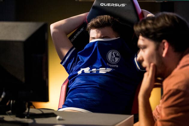 VBL Grand Final by bevestor; 05.06.2022 Julius Juli Kuehle (Schalke 04) frustriert nach dem Turnier-Aus Virtual Bundesliga Grand Final by bevestor, Koeln, XPOST