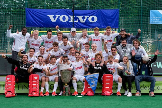 Sport Themen der Woche KW22 Sport Bilder des Tages Spieler von Rot-Weiss Köln (KTHC) mit dem Pokal, der Trophäe, bei der Siegerehrung, Siegerwimpel, Blauer Wimpel, Meisterschale, Ehrung, Jubel nach dem Schlusspfiff, jubeln, jubelt, Freude, Sieger, Sieg, Gewinner der Deutschen Meisterschaft, Highlight, optimistisch, Deutscher Meister, 2022, Titelträger 2022, Champion, Aktion, Action, Mannschaftsfoto, Teamfoto, Mannschaft, Team, Gruppenbild, 05.06.2022, Bonn (Deutschland), Hockey, Deutsche Meisterschaft, Finale, Herren, Hamburger Polo Club - Rot-Weiss Köln *** Players of Rot Weiss Köln KTHC with the cup, trophy, at the award ceremony, winners pennant, blue pennant, championship trophy, honor, cheering after the final whistle, cheering, jubilant, joy, winner, winner of the German Championship, highlight, optimistic, German champion, 2022, title holder 2022, champion, action, action, team photo, team, team photo, team, group photo, 05 06 2022, Bonn Germany , field hockey, German championship, final, men, Hamburger Polo Club Rot Weiss Köln xozx