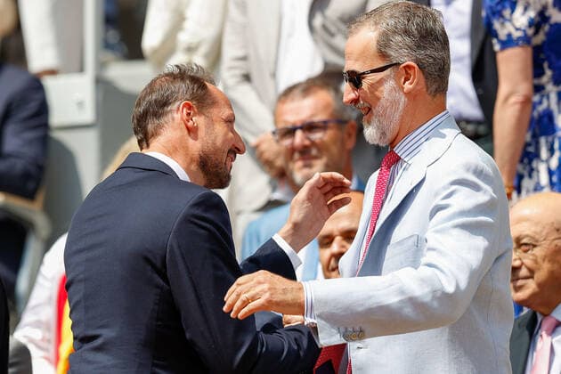 05.06.2022, Tennis, French Open 2022 Roland-Garros, FRA, Paris, Roland Garros Finale Herren Einzel Rafael Nadal (ESP) - Casper Ruud (NOR) Bild: v. li. Felipe VI. König von Spanien begrüsst Prinz Haakon mit Ehefrau Mette-Marit Copyright: HMBxMedia AntonioxBorga