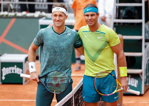 French Open 2022, Casper Ruud und Rafael Nadal posen am Netz fuer die Fotografen, Finale, Endspiel Tennis - French Open 2022 - Grand Slam ATP, Tennis Herren WTA, Tennis Damen ITF - Roland Garros - Paris - - France - 5 June 2022. Copyright: xJuergenxHasenkopfx