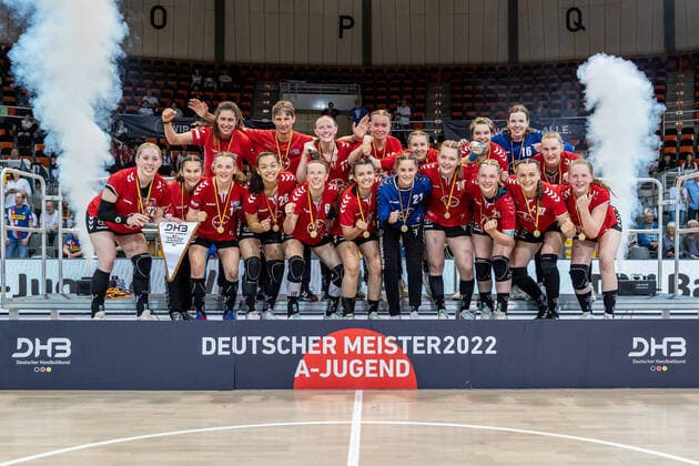Sport Themen der Woche KW22 Sport Bilder des Tages Handball I Frauen I Saison 2021-2022 I Final4 A-Jugend I HSG Blomberg-Lippe - TSV Bayer 04 Leverkusen I 05.06.2022 Mannschaft TSV Bayer 04 Leverkusen feiert die Meisterschaft, Siegerehrung Leverkusen Ostermann Arena NRW Deutschland *** Handball I women I season 2021 2022 I Final4 A youth I HSG Blomberg Lippe TSV Bayer 04 Leverkusen I 05 06 2022 team TSV Bayer 04 Leverkusen celebrates the championship, award ceremony Leverkusen Ostermann Arena NRW Germany Copyright: xLobeca PatrickxNuhnx