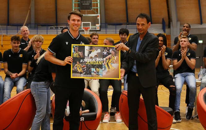 Sport Themen der Woche KW22 Sport Bilder des Tages BAU Ludwigsburg 05.06.2022 Basketball MHP Riesen Ludwigsburg Abschlussfeier, Verabschiedung Jordan Hulls, Vorstandsvorsitzender Alexander Reil *** BAU Ludwigsburg 05 06 2022 Basketball MHP Riesen Ludwigsburg graduation ceremony, farewell Jordan Hulls, Chairman of the Board Alexander Reil
