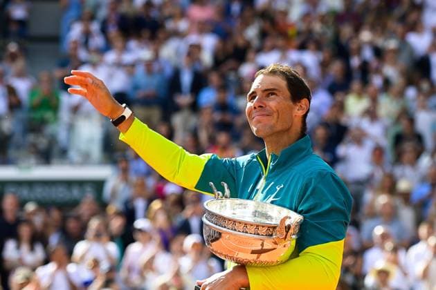 Attitude - Joie de Rafael Nadal ( Espagne ) en fin du match avec le trophee TENNIS : Roland Garros 2022 - Internationaux de France - 05 06 2022 FedericoPestellini Panoramic 
