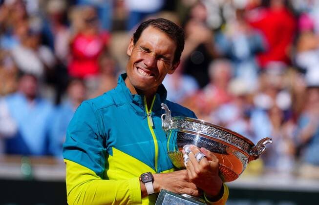 Sport Themen der Woche KW22 Sport Bilder des Tages Mandatory Credit: Photo by Javier Garcia Shutterstock (12960016bm) Rafael Nadal celebrates with the Coupe de Mousquetaires, the mens trophy, after winning his 14th Roland Garros French Open Tennis, Day 15, Roland Garros, Paris, France - 05 Jun 2022 French Open Tennis, Day 15, Roland Garros, Paris, France - 05 Jun 2022  Copyright: xJavierxGarcia Shutterstockx 12960016bm