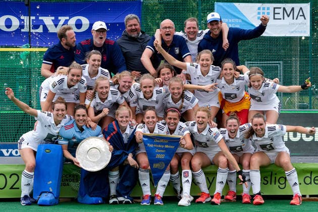 Sport Themen der Woche KW22 Sport Bilder des Tages Spielerinnen vom Düsseldorfer HC (DHC), mit dem Pokal, der Trophäe, bei der Siegerehrung, Siegerwimpel, Blauer Wimpel, Meisterschale, Ehrung, Jubel nach dem Schlusspfiff, jubeln, jubelt, Freude, Sieger, Sieg, Gewinner der Deutschen Meisterschaft, Highlight, optimistisch, Deutscher Meister, 2022, Titelträger 2022, Champion, Aktion, Action, Mannschaftsfoto, Teamfoto, Mannschaft, Team, Gruppenbild, 05.06.2022, Bonn (Deutschland), Hockey, Deutsche Meisterschaft, Finale, Damen, Mannheimer HC - Düsseldorfer HC *** Players from Düsseldorfer HC DHC , with the cup, the trophy, at the award ceremony, winners pennant, blue pennant, championship trophy, honor, cheering after the final whistle, cheering, jubilant, joy, winner, winner of the German Championship, highlight, optimistic, German champion, 2022, title winner 2022, champion, action, action, team photo, team, team photo, team, group photo, 05 06 2022, Bonn Germany , field hockey, German championship, final, ladies, Mannheimer HC Düsseldorfer HC xozx