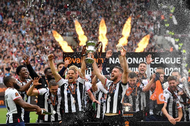 Sport Themen der Woche KW22 Sport Bilder des Tages Football - 2021 2022 National League - Play-Off Final - Solihull vs Grimsby Town - London Stadium - Sunday 5th June 2022. Grimsby Town players with the trophy after their 2-1 extra-time victory. COLORSPORT Ashley Western 