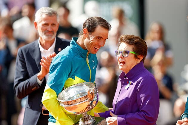 05.06.2022, Tennis, French Open 2022 Roland-Garros, FRA, Paris, Roland Garros Finale Herren Einzel Rafael Nadal (ESP) - Casper Ruud (NOR) Bild: v. li. Rafael Nadal (ESP) bekommt den Pokal von Billie Jean King Copyright: HMBxMedia AntonioxBorga