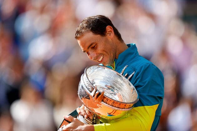 05.06.2022, Tennis, French Open 2022 Roland-Garros, FRA, Paris, Roland Garros Finale Herren Einzel Rafael Nadal (ESP) - Casper Ruud (NOR) Bild: v. li. Rafael Nadal (ESP) mit Pokal Copyright: HMBxMedia AntonioxBorga