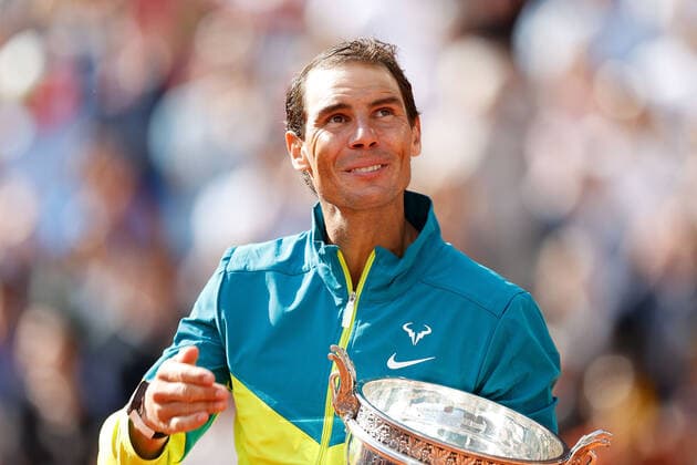 05.06.2022, Tennis, French Open 2022 Roland-Garros, FRA, Paris, Roland Garros Finale Herren Einzel Rafael Nadal (ESP) - Casper Ruud (NOR) Bild: v. li. Rafael Nadal (ESP) mit Pokal bedankt sich bei den Fans, bedanken, Dank. Copyright: HMBxMedia AntonioxBorga