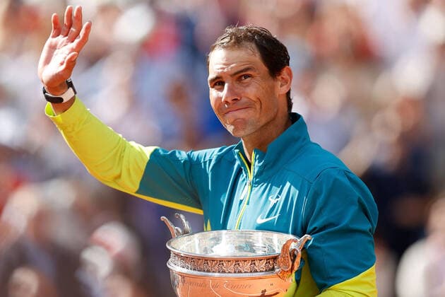 05.06.2022, Tennis, French Open 2022 Roland-Garros, FRA, Paris, Roland Garros Finale Herren Einzel Rafael Nadal (ESP) - Casper Ruud (NOR) Bild: v. li. Rafael Nadal (ESP) mit Pokal bedankt sich bei den Fans, bedanken, Dank. Copyright: HMBxMedia AntonioxBorga
