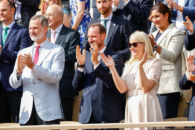 05.06.2022, Tennis, French Open 2022 Roland-Garros, FRA, Paris, Roland Garros Finale Herren Einzel Rafael Nadal (ESP) - Casper Ruud (NOR) Bild: v. li. Felipe VI. König von Spanien, Prinz Haakon mit Ehefrau Mette-Marit, applaudieren Copyright: HMBxMedia AntonioxBorga