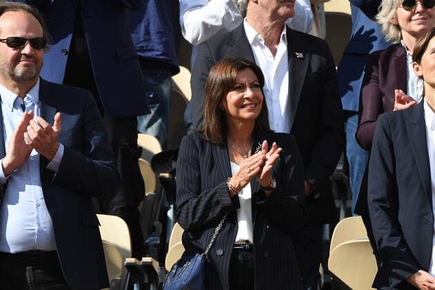Tennis, Prominente Gäste bei den French Open in Paris Tennis - Roland Garros 2022 - Finales messieurs - Anne Hidalgo Maire de Paris - France TENNIS : Roland Garros 2022 - France - 05 06 2022 ChrysleneCaillaud Panoramic 