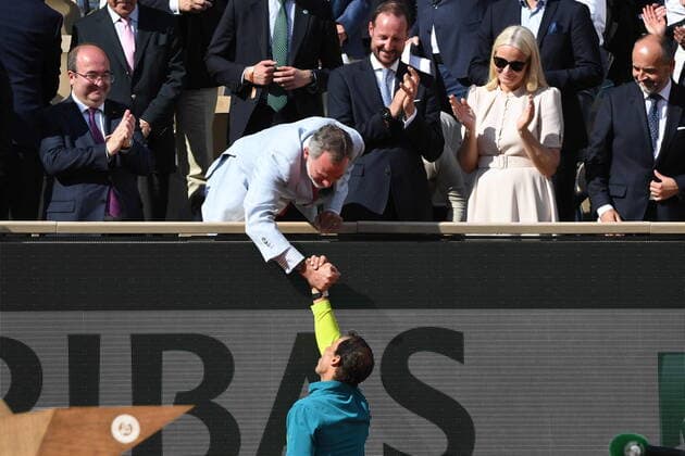 Tennis, Prominente Gäste bei den French Open in Paris Tennis - Roland Garros 2022 - Finales messieurs . Rafal Nadal - Espagne saluer par le Roi Felipe d Espagne TENNIS : Roland Garros 2022 - France - 05 06 2022 ChrysleneCaillaud Panoramic 