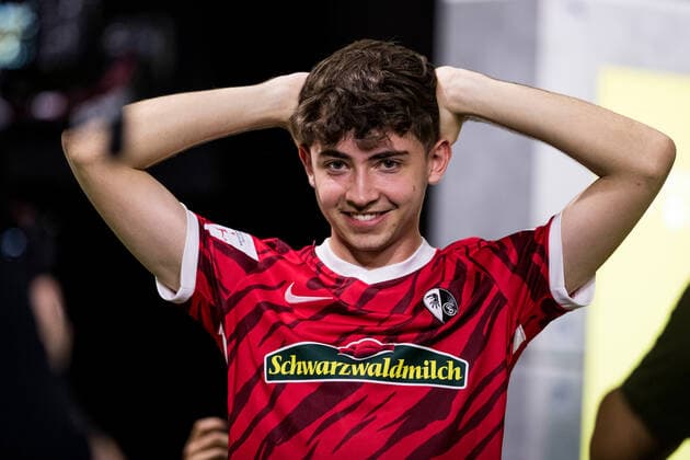 VBL Grand Final by bevestor; 05.06.2022 Dylan DullenMIKE Neuhausen (SC Freiburg NEO) grinst nach dem Sieg Virtual Bundesliga Grand Final by bevestor, Koeln, XPOST